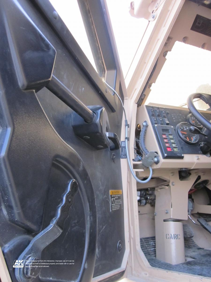 Детали интерьера Oshkosh M-ATV 2009 года  (фото 391 из 676)